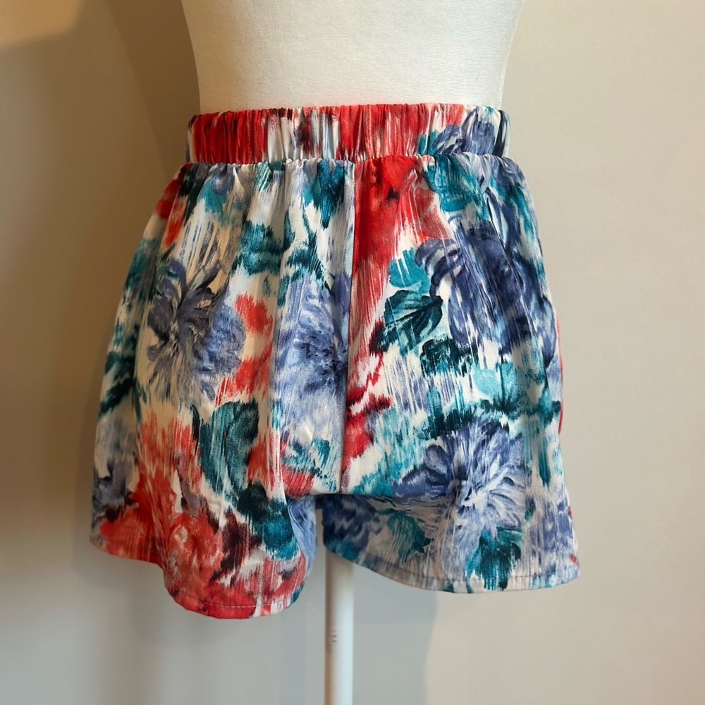 High Waisted Pattern Shorts - Picture 2 of 2